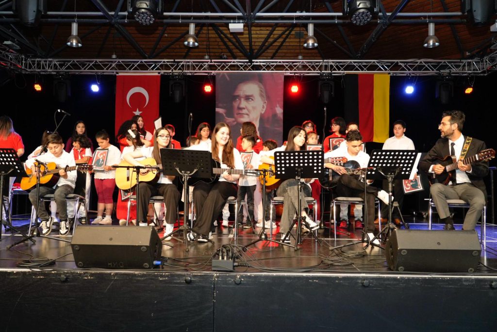 23 Nisan Çocuk Bayramı Dortmund'da festival havasında kutlandı 14 dortmund 23Nisan kutlama 13