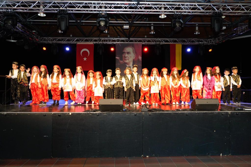 23 Nisan Çocuk Bayramı Dortmund'da festival havasında kutlandı 18 dortmund 23Nisan kutlama 15