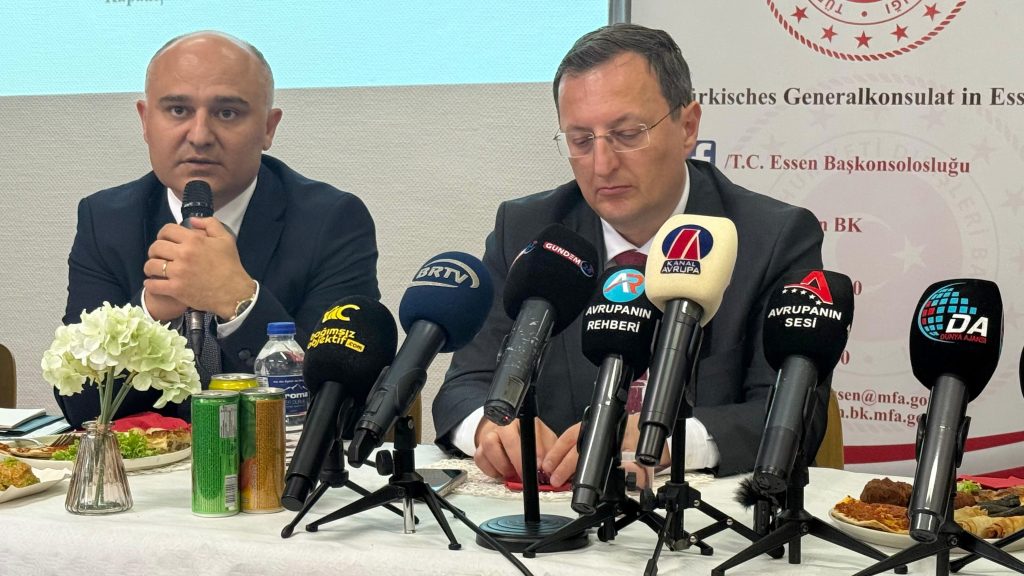 Büyükelçi Turan: “Türkçe eğitimi kültürel kimliğimizin teminatıdır” 16 essen buyukelci turan stk toplanti 1