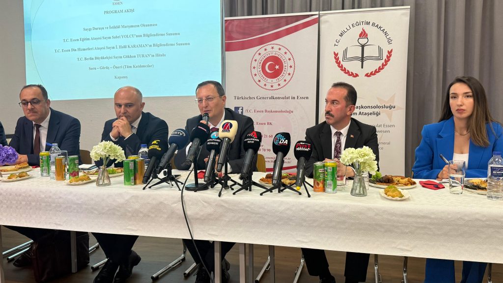 Büyükelçi Turan: “Türkçe eğitimi kültürel kimliğimizin teminatıdır” 1 essen buyukelci turan stk toplanti 3