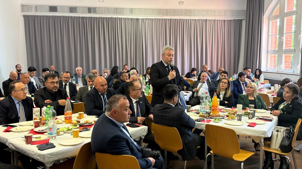 Büyükelçi Turan: “Türkçe eğitimi kültürel kimliğimizin teminatıdır” 18 essen buyukelci turan stk toplanti 4