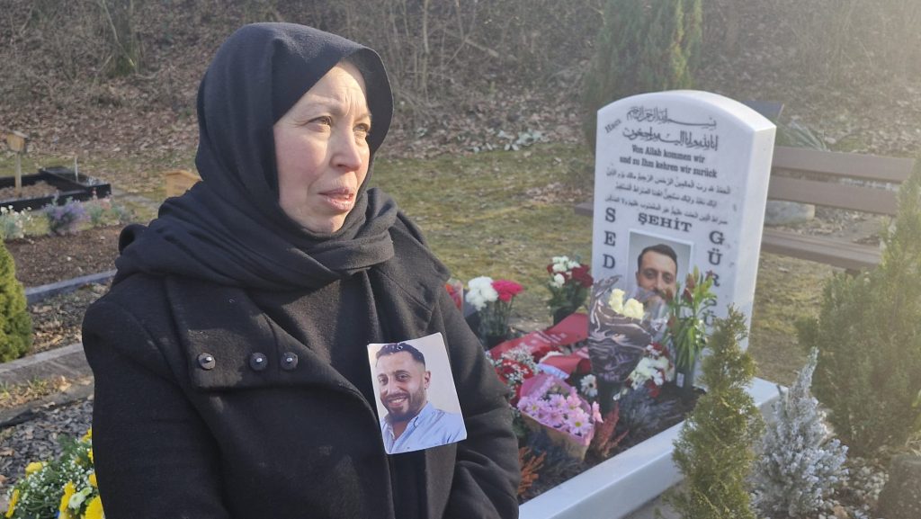 Anneler Günü'nde mezarlıkta bir anne: “Burası bizim oturma odamız” 8 hanau gurbuz