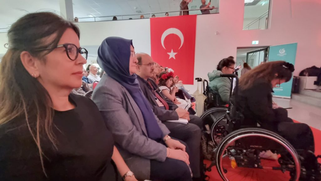 Düsseldorf sahnesinde Türkçe, Almanca ve İngilizce ezgiler 11 koro3