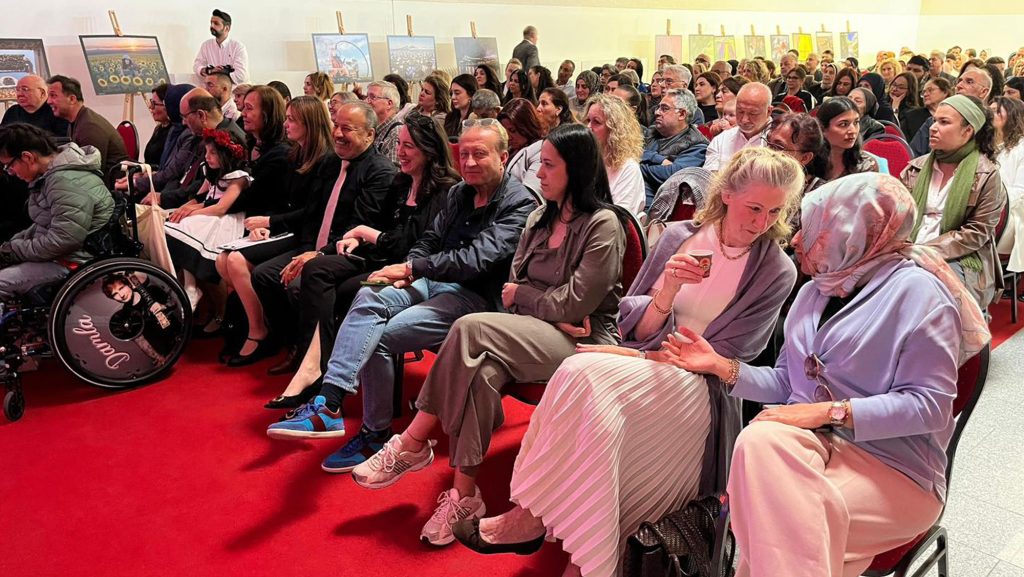 Düsseldorf sahnesinde Türkçe, Almanca ve İngilizce ezgiler 1 koro4