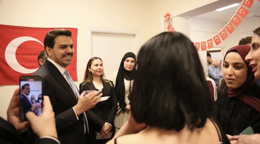 YTB Başkanı Abdullah Eren Beyrut’ta Türkiye Mezunlarıyla buluştu 12 ytb lubnan bulusma 4