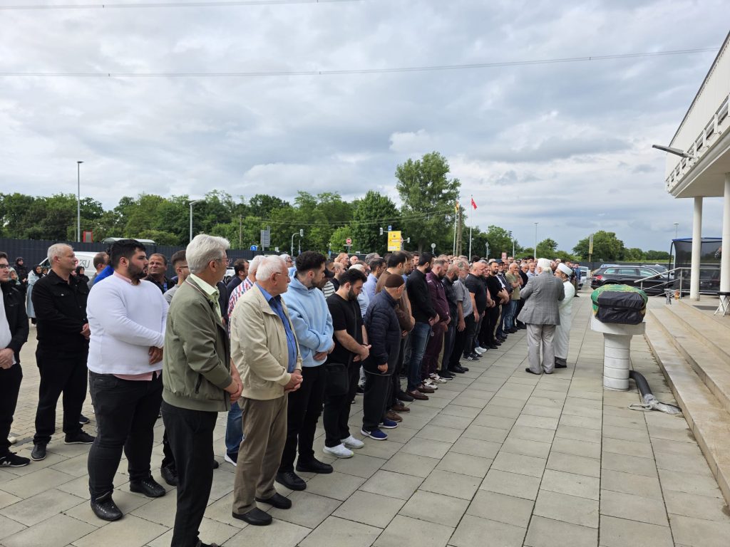 Almanya'da ilk kuşağın iz bırakan ismi Ali Aydın, dualarla uğurlandı 14 ali aydin cenaze namazi 1