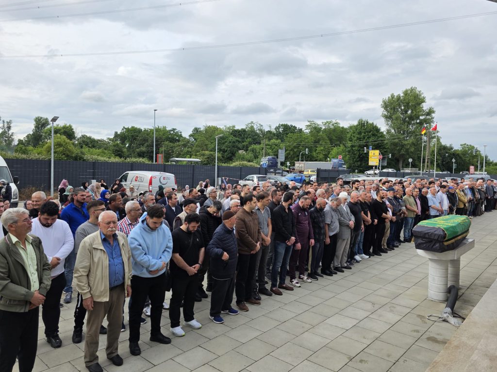 Almanya'da ilk kuşağın iz bırakan ismi Ali Aydın, dualarla uğurlandı 10 ali aydin cenaze namazi 3