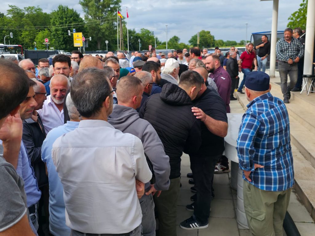 Almanya'da ilk kuşağın iz bırakan ismi Ali Aydın, dualarla uğurlandı 13 ali aydin cenaze namazi 4