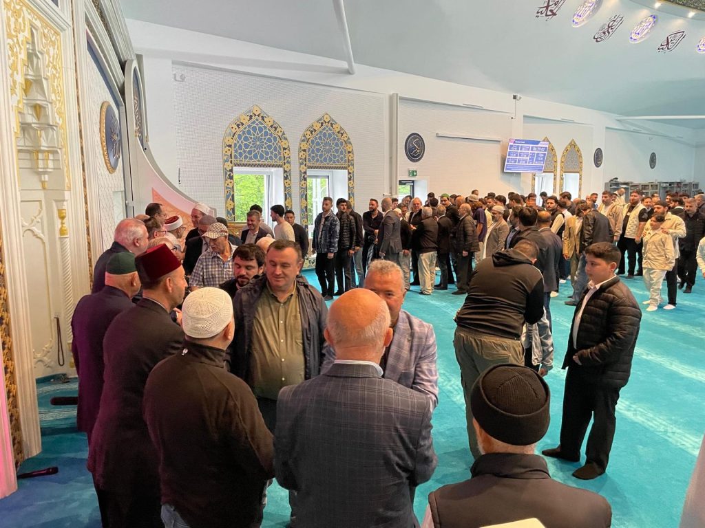 Essen’de Kurban Bayramı sevinci cami avlusuna taştı 12 essen bayram5