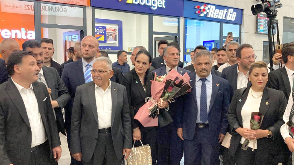 AKİB Başkanı Hızar, Gurbetçilerin Coşkusuna Ortak Oldu 10 kayseri gurbetci karsilama 6