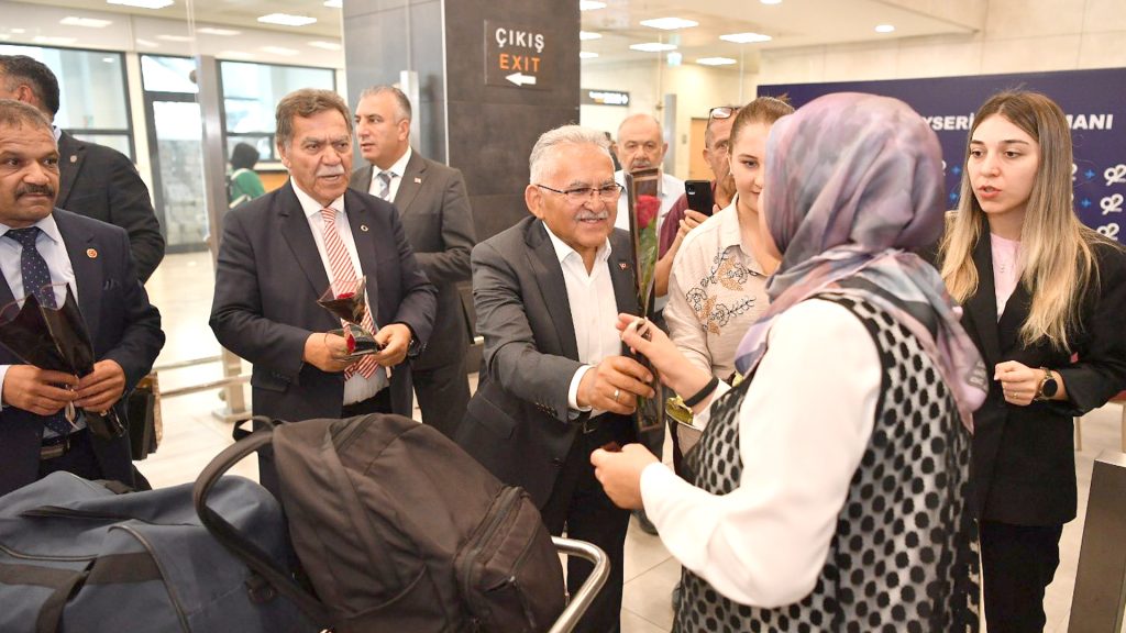 AKİB Başkanı Hızar, Gurbetçilerin Coşkusuna Ortak Oldu 12 kayseri gurbetci karsilama 8
