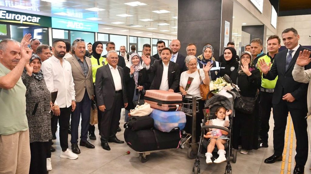 AKİB Başkanı Hızar, Gurbetçilerin Coşkusuna Ortak Oldu 13 kayseri gurbetci karsilama 9