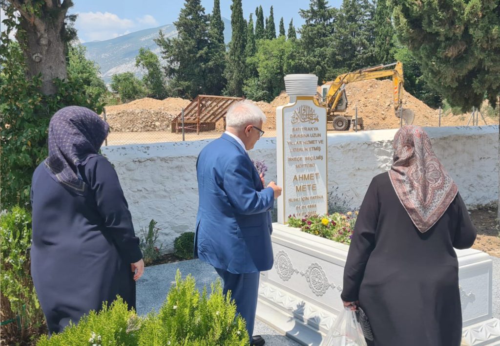 Çevik, Batı Trakya’nın iz bırakan liderlerini kabirlerinde dualarla andı 10 tika kabir ziyaret2