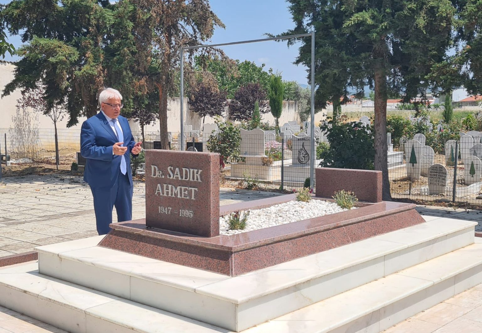 tika kabir ziyaret3