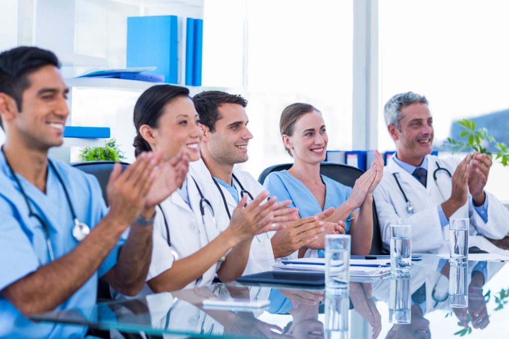 Köln’de dev sağlık ve güzellik sektörü buluşuyor 12 doctors applauding while sitting table