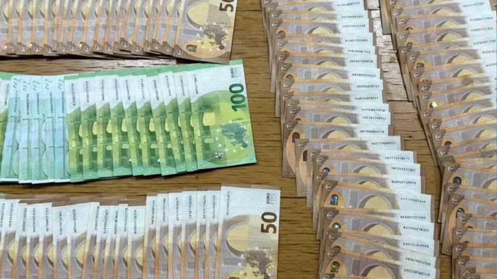 Horgoš sınırında beyansız döviz ve ziynet eşyalarına el kondu 10 gumruk3