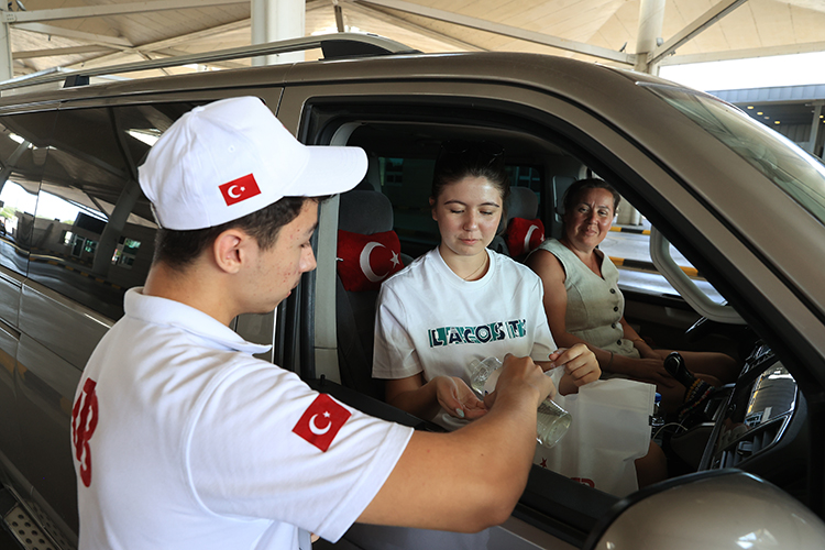 Gurbetçilere İkramda Bulunma Anı
