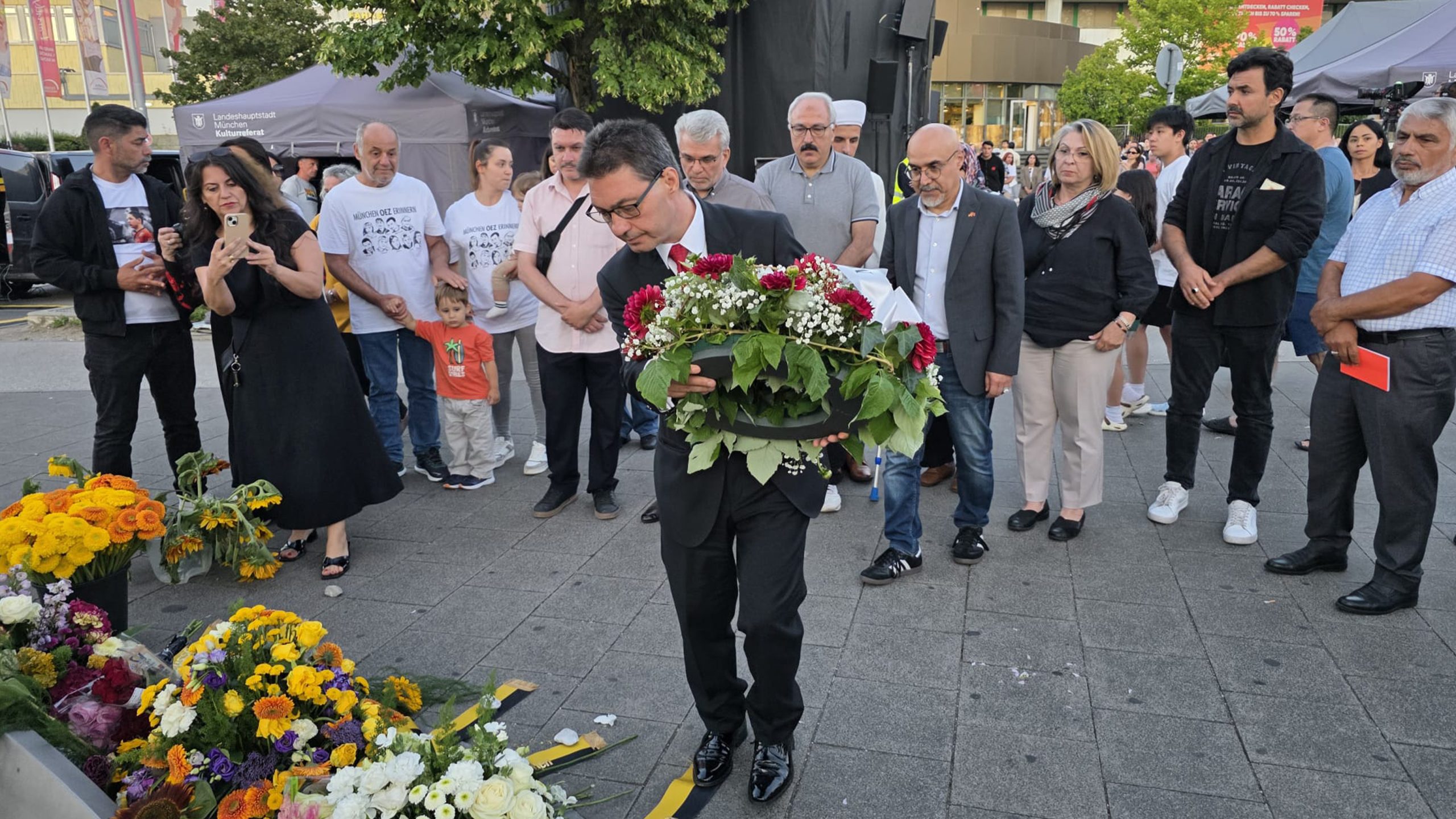 Çelenk bırakma anı
