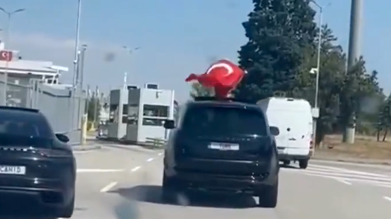 Gurbetçi, Türk bayrağı açtı