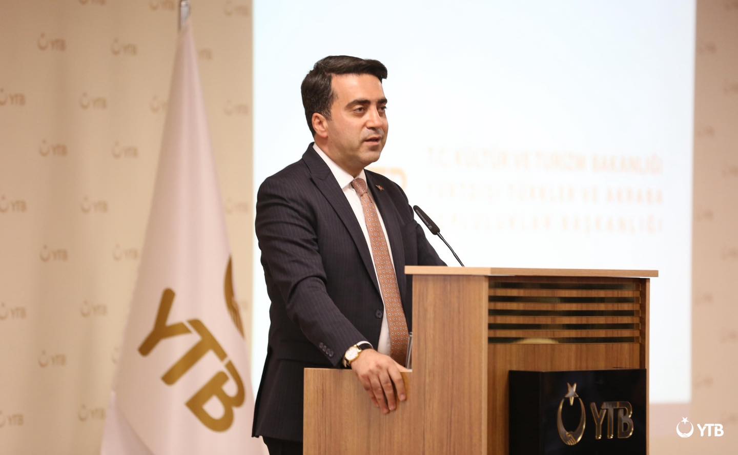 Toplantıda YTB Başkanı Abdulhadi Turus