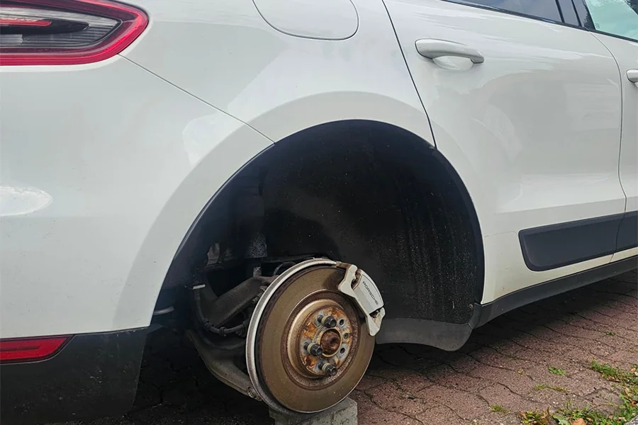 Porsche'nin lastikleri hırsızlar tarafından çalındı