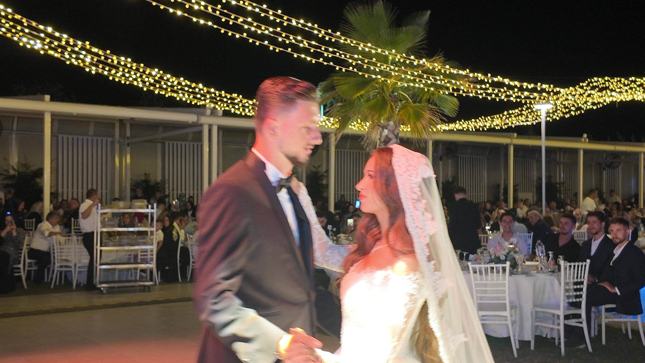 Gelin ve Damat İlk Dansını Yaparken
