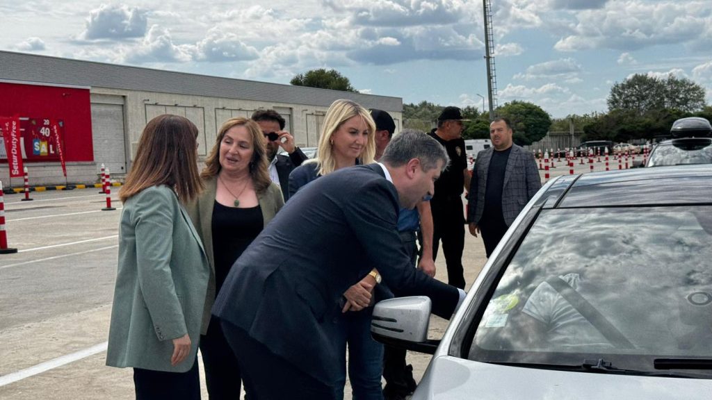 AK Parti Genel Başkan Yardımcısı Sırakaya Kapıkule’de gurbetçilerle buluştu 10 kapikule de gurbetci 2