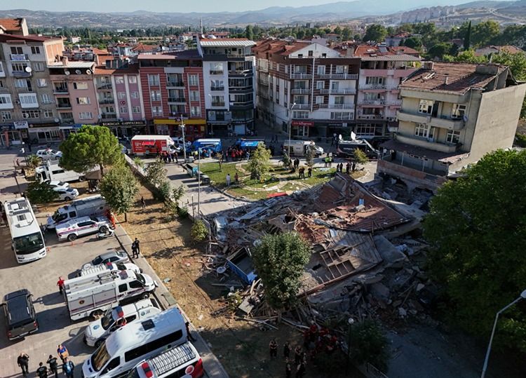 Sındırgı deprem sonrası harabe binalar