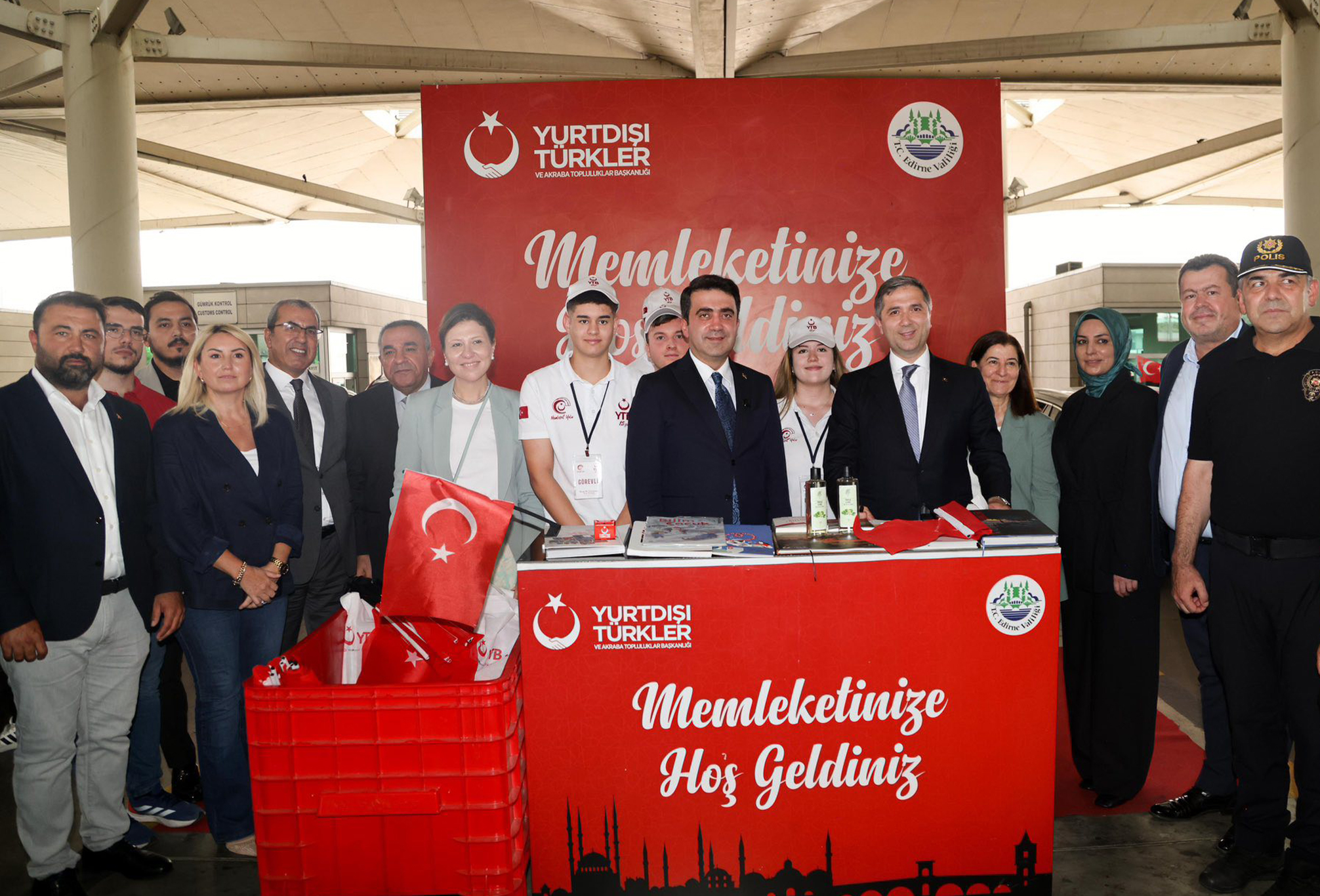 Kapıkule'de Bayrak Dağıtımı