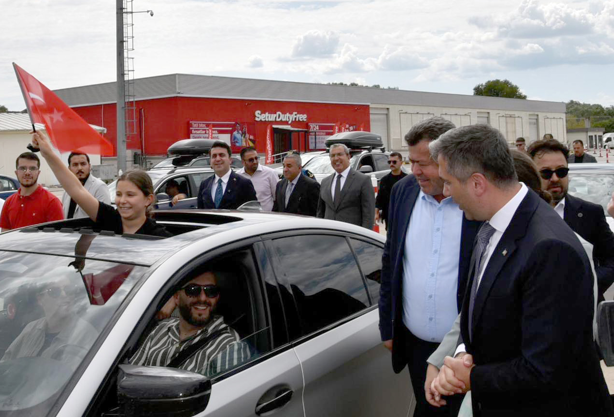 YTB Başkanı Abdulhadi Turus, yurtdışı Türkleri karşılıyor
