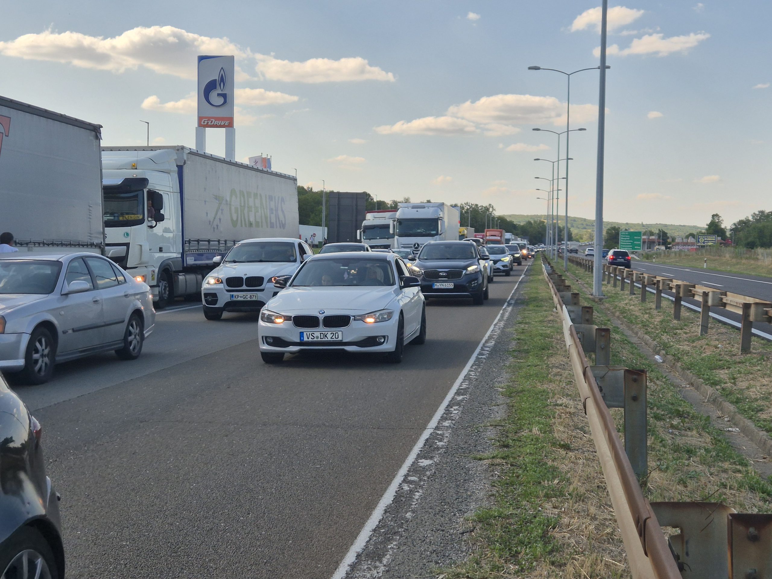 Zincirleme kaza sonrası oluşan araç kuyruğu