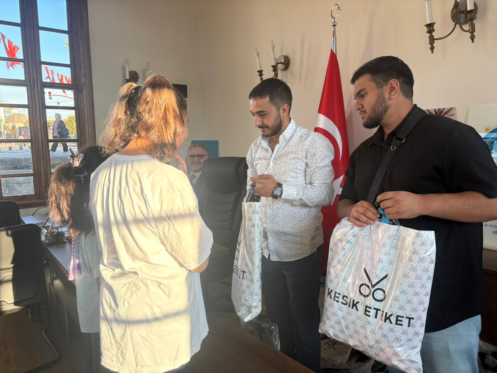 Kırtasiye dağıtımı sırasında öğrenciler
