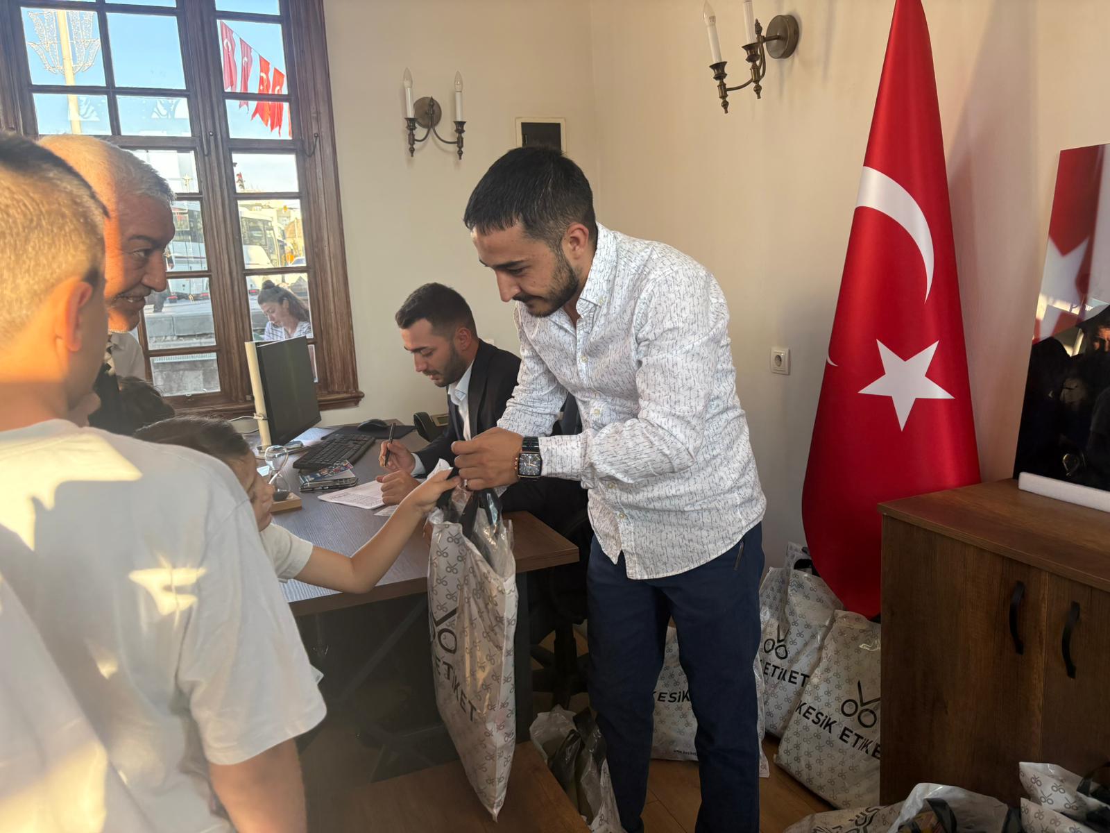 Öğrencilere kırtasiye dağıtıldığı an