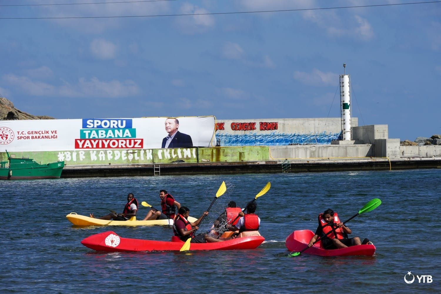 İstanbul’da Gençlik Zirvesi: Adalet ve Birlik Mesajı 13 Katılımcılar gençlik kampında