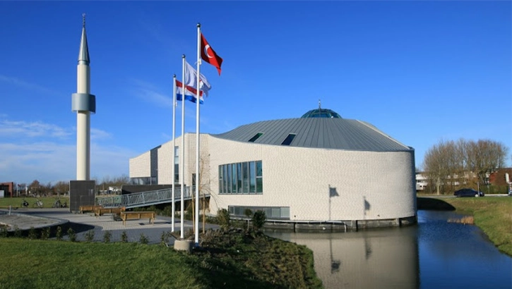 Hollanda’da camilere yönelik saldırılar sürüyor