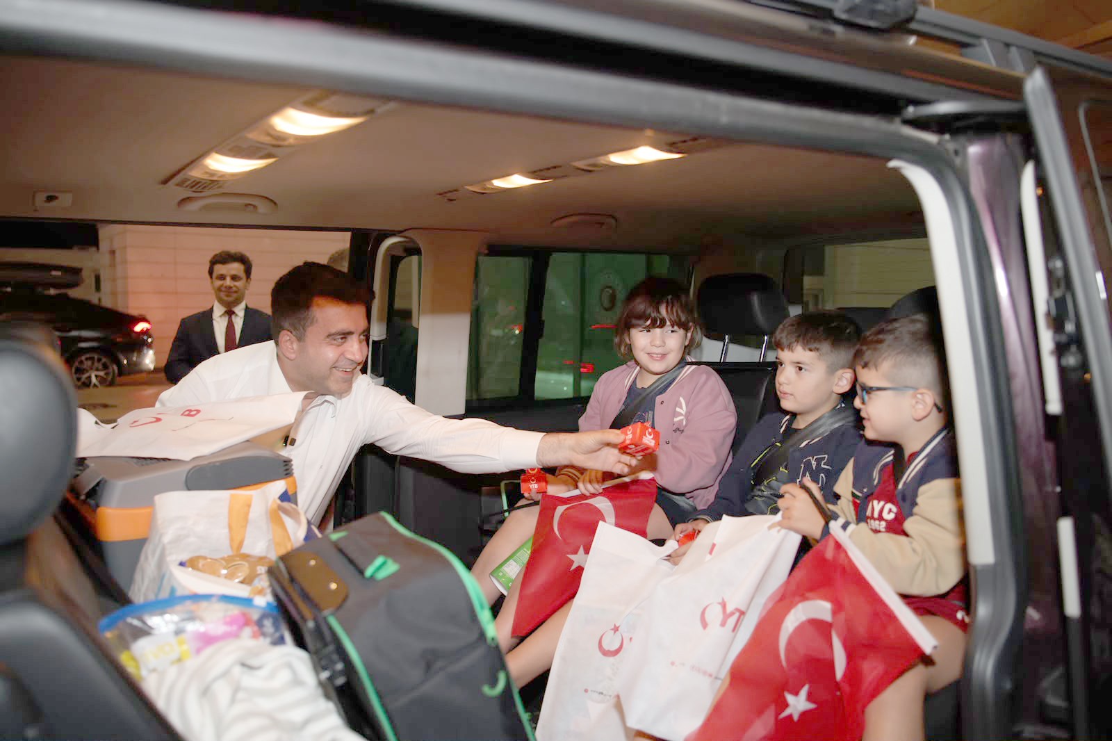 YTB Başkanı Turus, Kapıkule'de Avrupa'dan gelen Türkleri ağırlandı