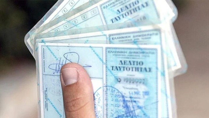 Yunanistan'da eski kimliklerle Avrupa seyahati artık mümkün değil