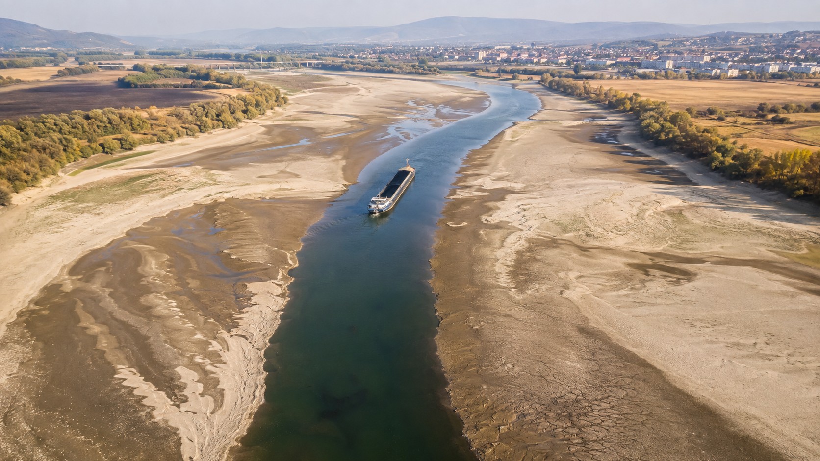 Tuna Nehri'nde Su Seviyesi Tarihî Düşüklüğe Ulaştı, Ulaşım ve Enerji Üretimi Etkileniyor