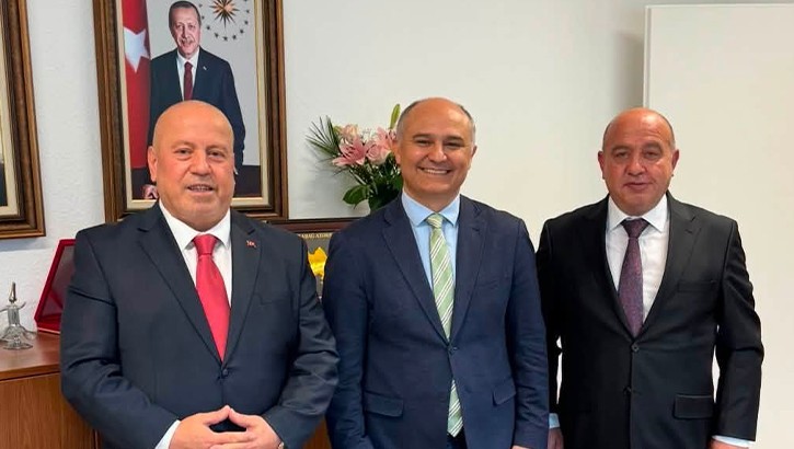 Essen Başkonsolosu Aydın'a vefa plaketi ile uğurlandı